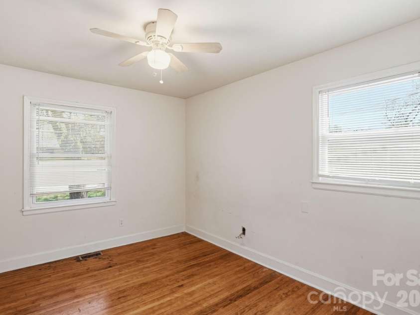 4325 Knollcrest Drive, Charlotte, NC 28208.  MLS# CAR4358642, YatesRealty ID 6517. 