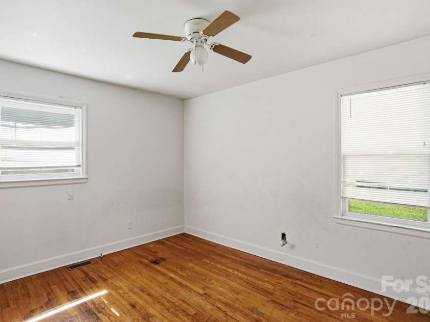 4325 Knollcrest Drive, Charlotte, NC 28208.  MLS# CAR4358642, YatesRealty ID 6517. 