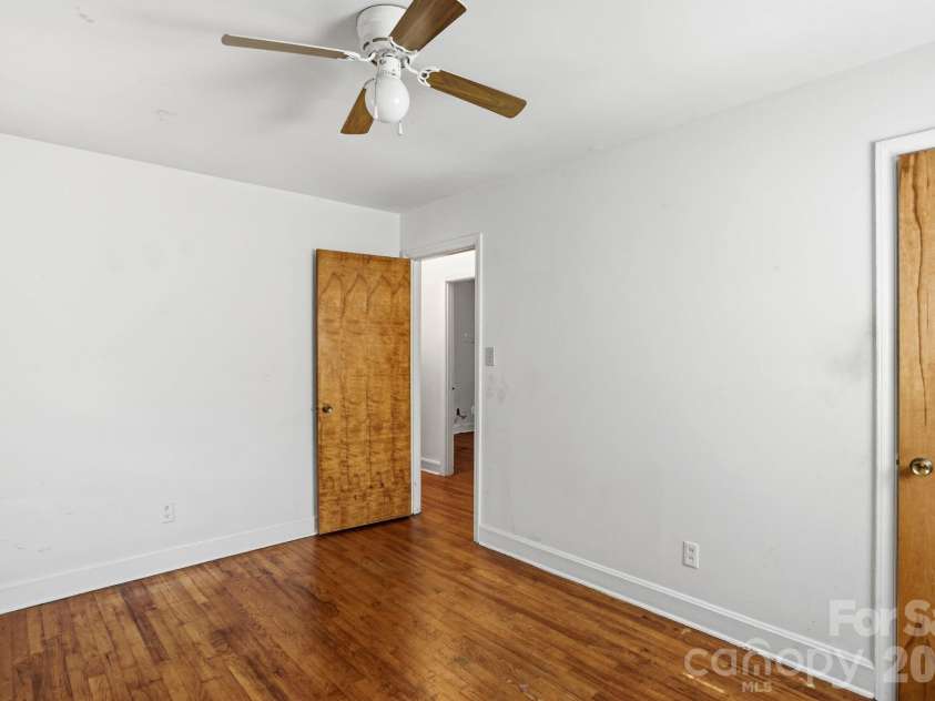 4325 Knollcrest Drive, Charlotte, NC 28208.  MLS# CAR4358642, YatesRealty ID 6517. 