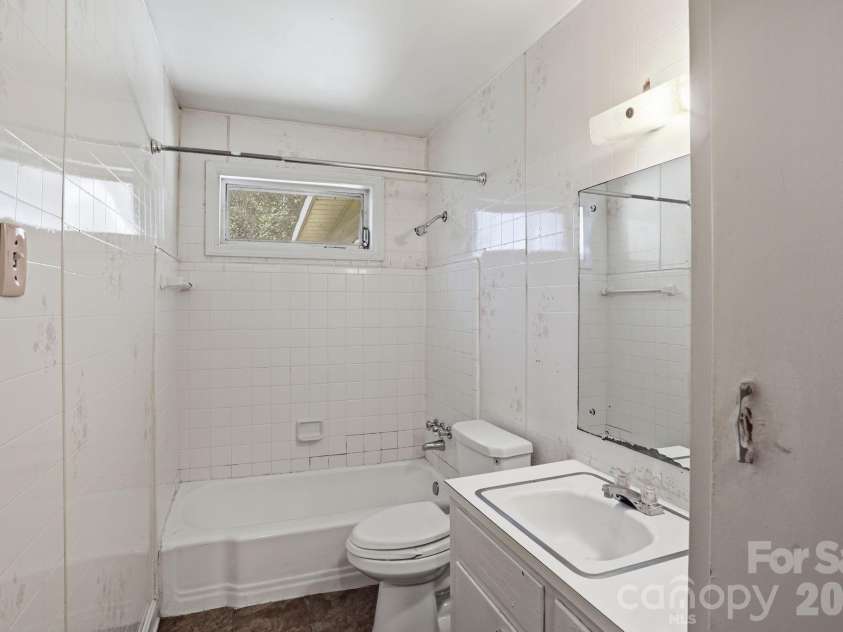 4325 Knollcrest Drive, Charlotte, NC 28208.  MLS# CAR4358642, YatesRealty ID 6517. 