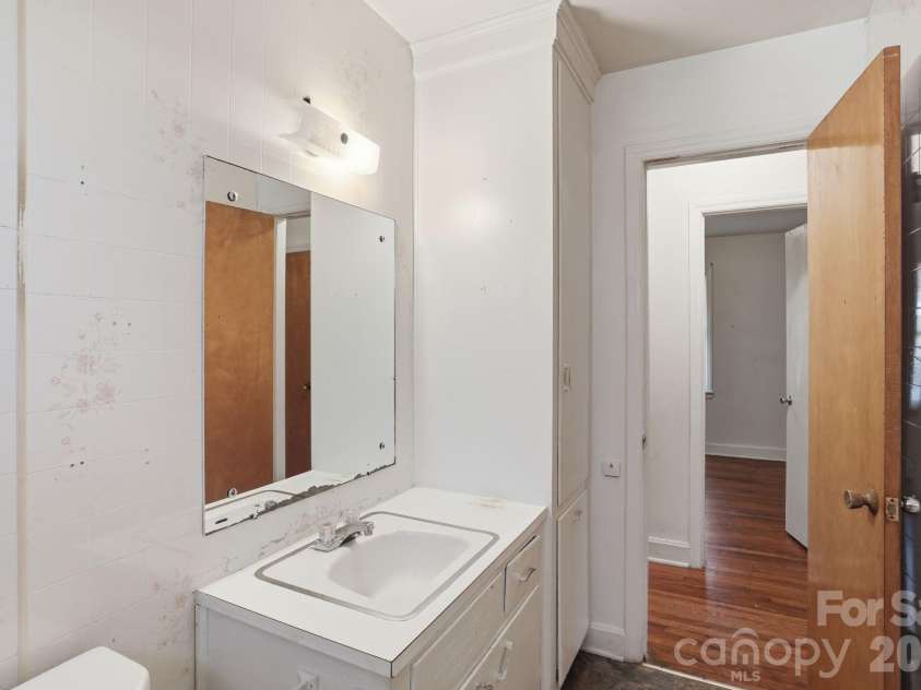 4325 Knollcrest Drive, Charlotte, NC 28208.  MLS# CAR4358642, YatesRealty ID 6517. 