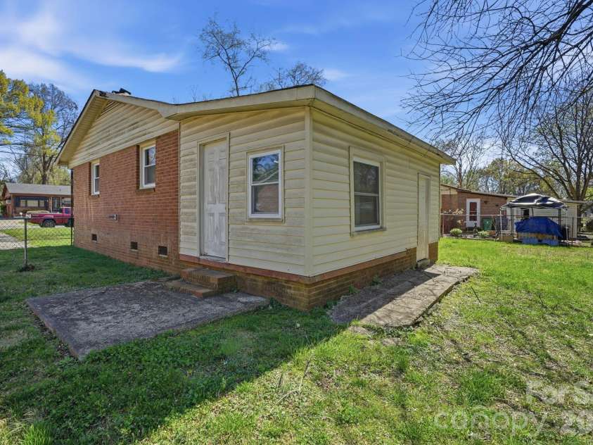 4325 Knollcrest Drive, Charlotte, NC 28208.  MLS# CAR4358642, YatesRealty ID 6517. 