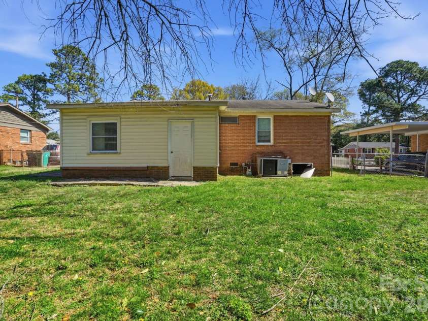 4325 Knollcrest Drive, Charlotte, NC 28208.  MLS# CAR4358642, YatesRealty ID 6517. 