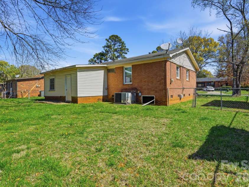 4325 Knollcrest Drive, Charlotte, NC 28208.  MLS# CAR4358642, YatesRealty ID 6517. 