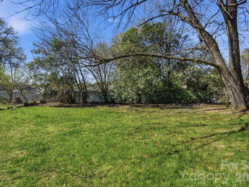 4325 Knollcrest Drive, Charlotte, NC 28208.  MLS# CAR4358642, YatesRealty ID 6517. 
