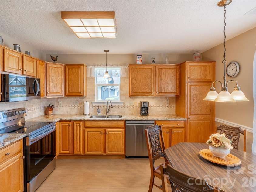 3003 Blue Goose Court, Hendersonville, NC 28792.  MLS# CAR4357642, YatesRealty ID 6518. Spacious Eat-in Kitchen