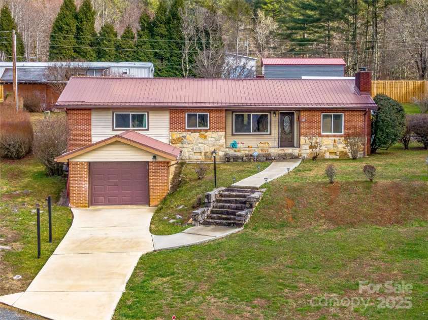 372 Hamilton Road, Penrose, NC 28766.  MLS# CAR4208637, YatesRealty ID 652. 