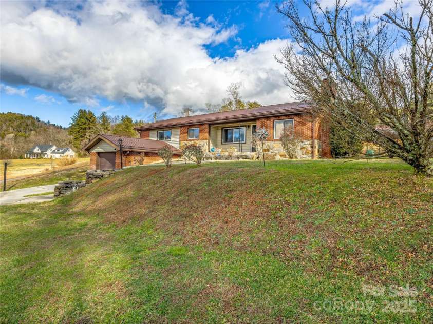 372 Hamilton Road, Penrose, NC 28766.  MLS# CAR4208637, YatesRealty ID 652. 