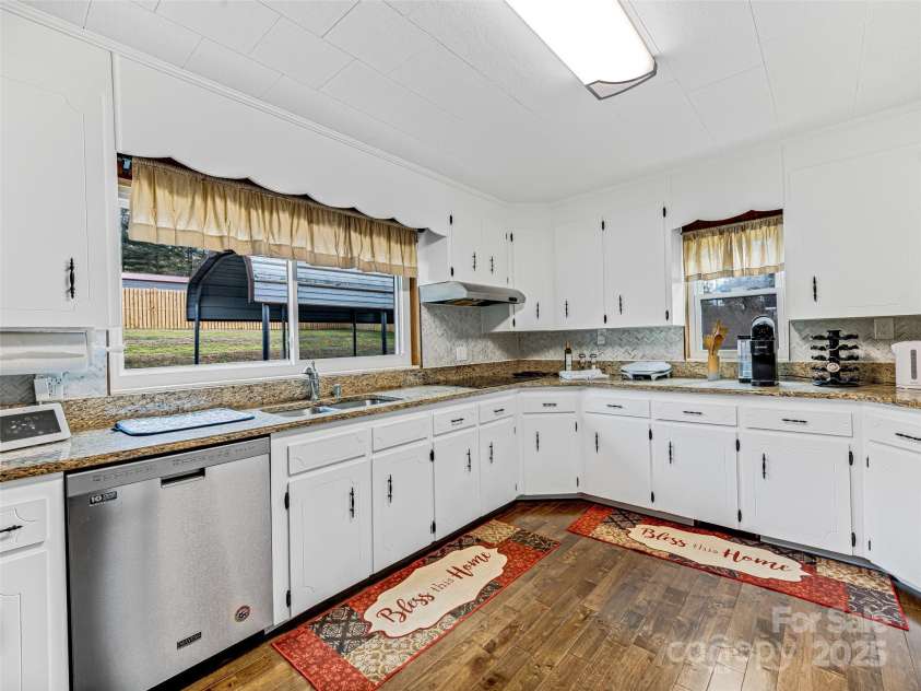 372 Hamilton Road, Penrose, NC 28766.  MLS# CAR4208637, YatesRealty ID 652. 