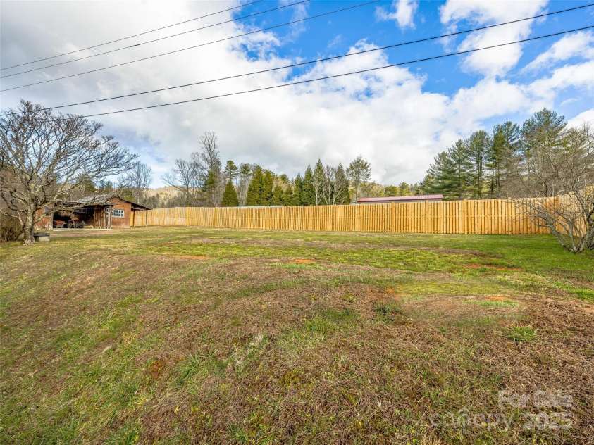 372 Hamilton Road, Penrose, NC 28766.  MLS# CAR4208637, YatesRealty ID 652. 