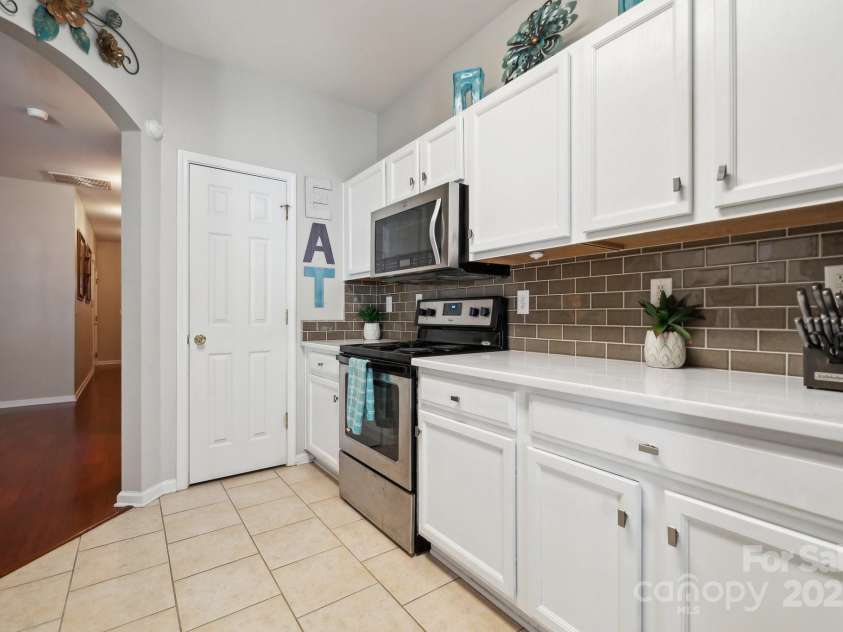 7122 Abbotts Glen Drive, Charlotte, NC 28212.  MLS# CAR4206814, YatesRealty ID 6520. 