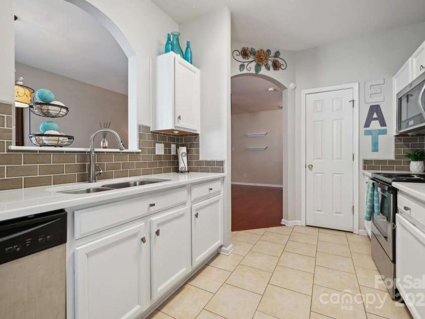 7122 Abbotts Glen Drive, Charlotte, NC 28212.  MLS# CAR4206814, YatesRealty ID 6520. 