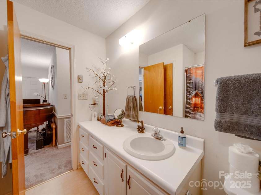 112 Goforth Drive, Thomasville, NC 27360.  MLS# CAR4217468, YatesRealty ID 6522. 