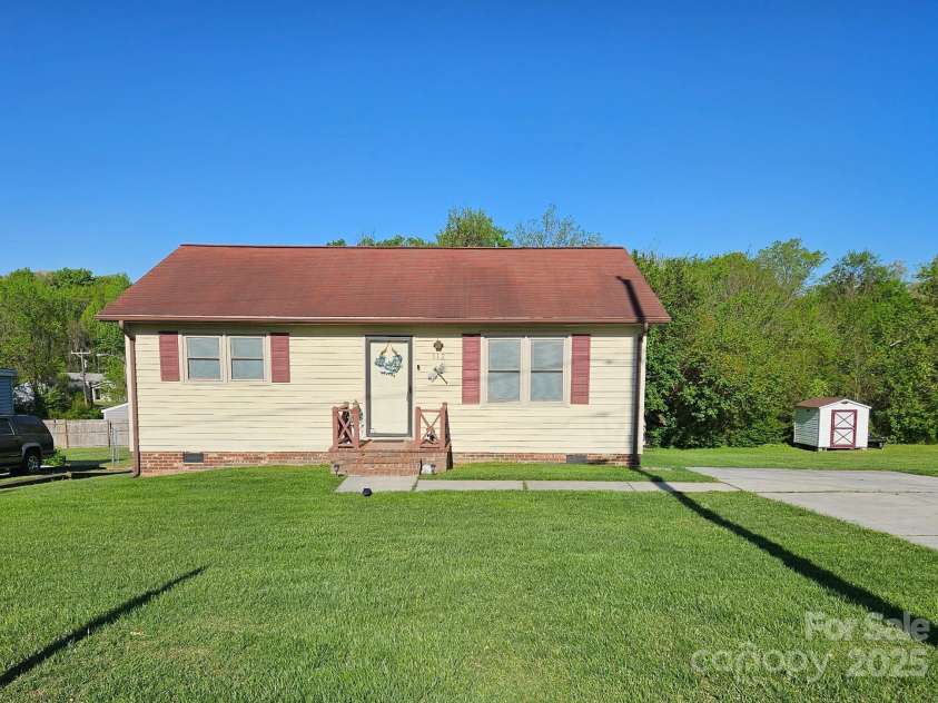 112 Goforth Drive, Thomasville, NC 27360.  MLS# CAR4217468, YatesRealty ID 6522. 