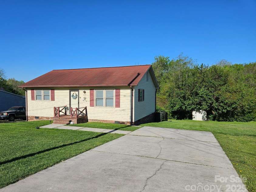 112 Goforth Drive, Thomasville, NC 27360.  MLS# CAR4217468, YatesRealty ID 6522. 