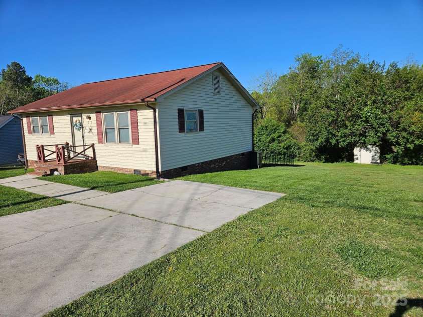 112 Goforth Drive, Thomasville, NC 27360.  MLS# CAR4217468, YatesRealty ID 6522. 