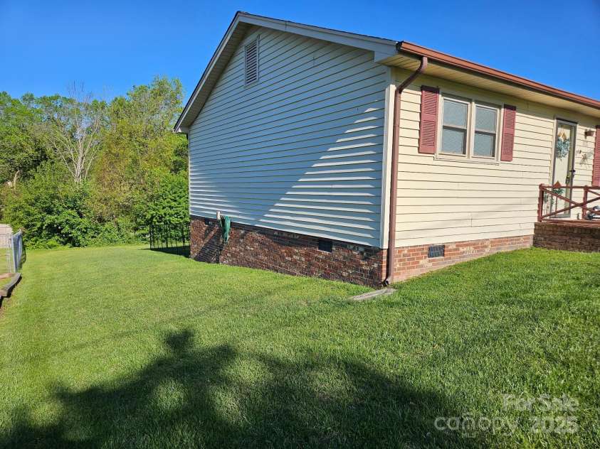 112 Goforth Drive, Thomasville, NC 27360.  MLS# CAR4217468, YatesRealty ID 6522. 