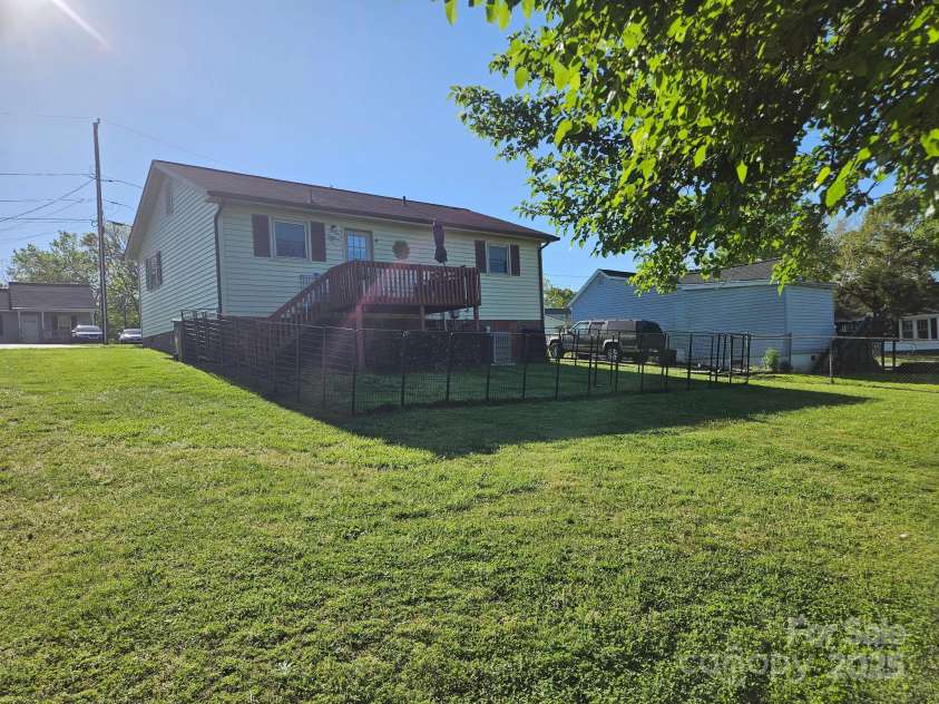 112 Goforth Drive, Thomasville, NC 27360.  MLS# CAR4217468, YatesRealty ID 6522. 