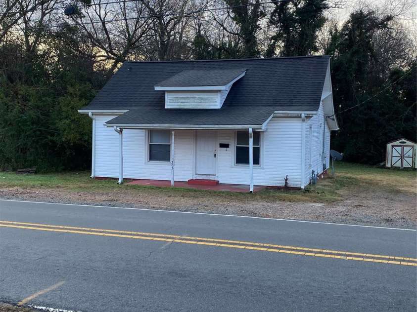 303 Rogers Lake Road, Kannapolis, NC 28081.  MLS# CAR4360903, YatesRealty ID 6528. 
