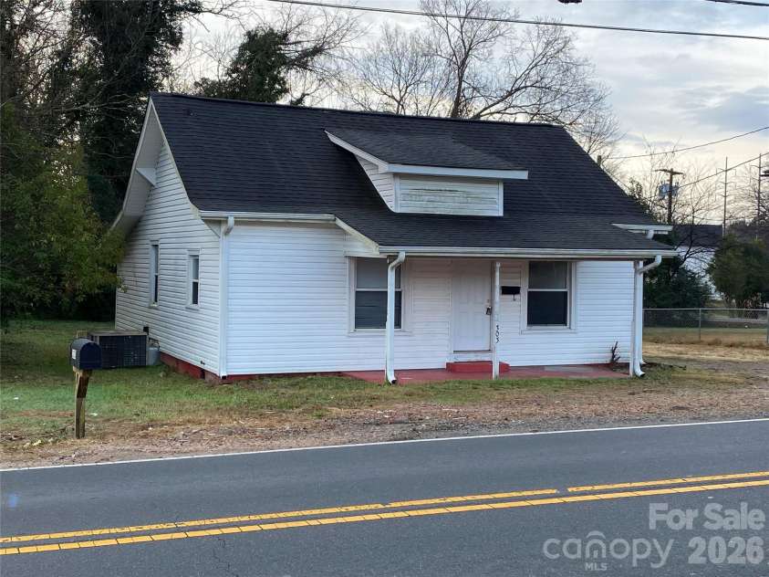 303 Rogers Lake Road, Kannapolis, NC 28081.  MLS# CAR4360903, YatesRealty ID 6528. 