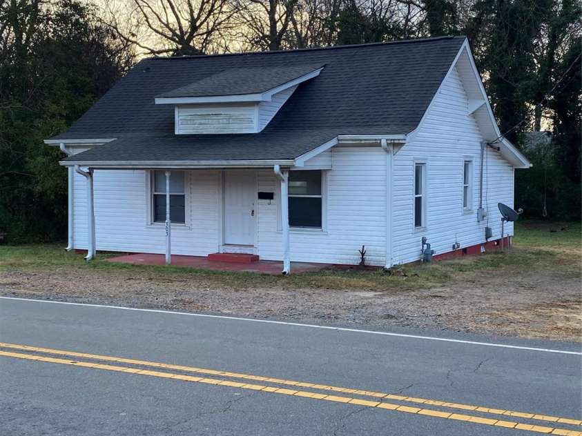 303 Rogers Lake Road, Kannapolis, NC 28081.  MLS# CAR4360903, YatesRealty ID 6528. 