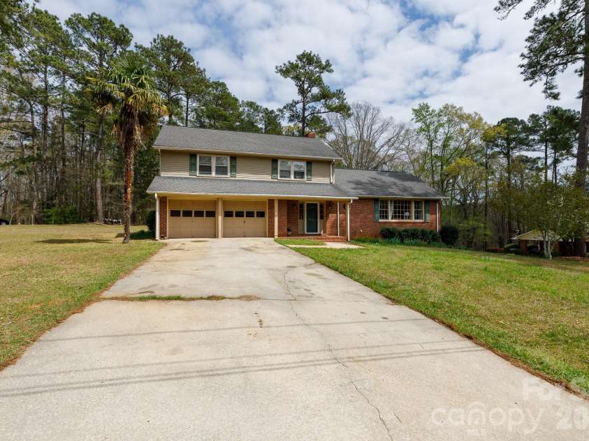 300 Carlisle Avenue, Winnsboro, SC 29180.  MLS# CAR4361123, YatesRealty ID 6535. 