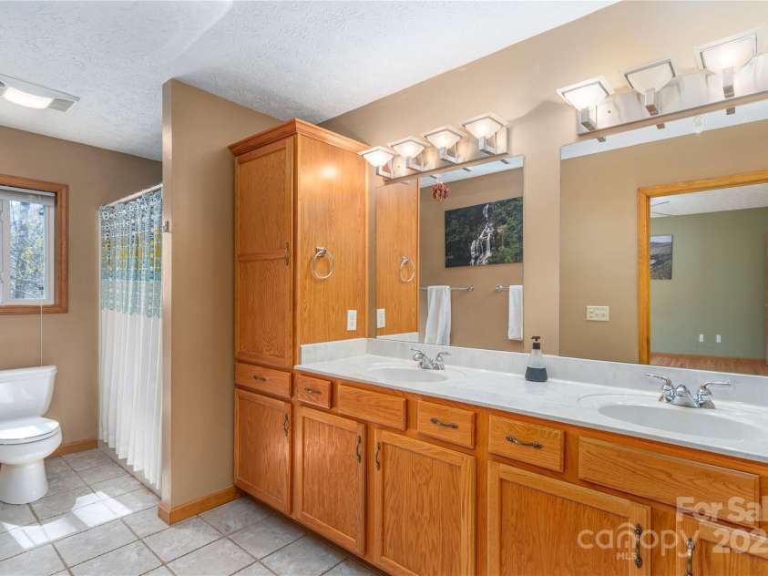 1429 Country Club Drive, Maggie Valley, NC 28751.  MLS# CAR4247939, YatesRealty ID 6536. Primary Bath