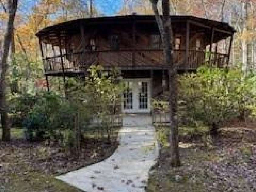 667 Pinewood Knoll Drive, Hendersonville, NC 28739.  MLS# CAR4319035, YatesRealty ID 654. 