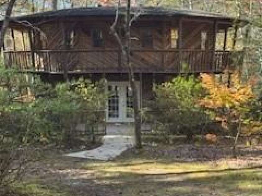 667 Pinewood Knoll Drive, Hendersonville, NC 28739.  MLS# CAR4319035, YatesRealty ID 654. 