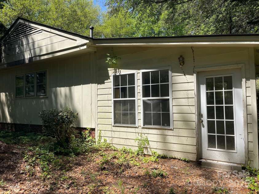 383 Isgett Circle, Cheraw, SC 29520.  MLS# CAR4248876, YatesRealty ID 6542. 