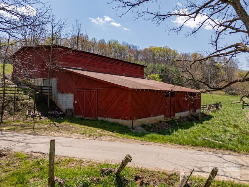 435 Upper Glady Fork Road, Candler, NC 28715.  MLS# CAR4245317, YatesRealty ID 6546. 