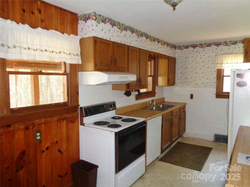 435 Upper Glady Fork Road, Candler, NC 28715.  MLS# CAR4245317, YatesRealty ID 6546. 