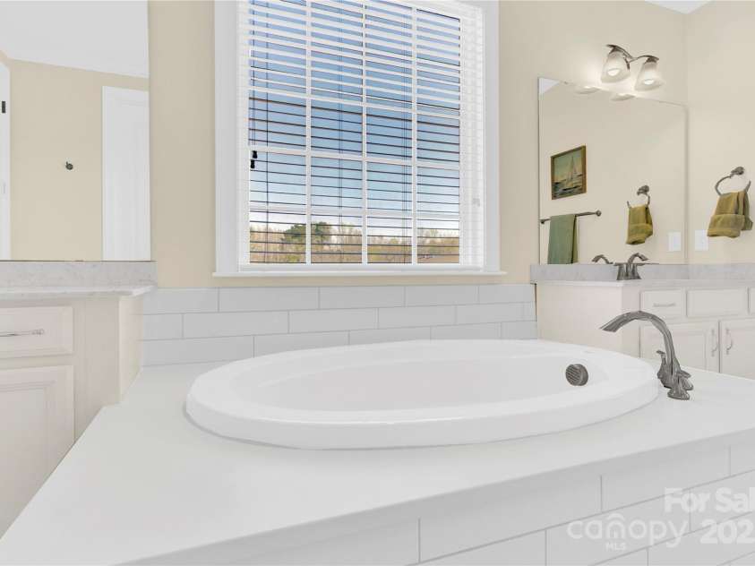 345 Somerled Way, Waxhaw, NC 28173.  MLS# CAR4242195, YatesRealty ID 6549. Garden tub