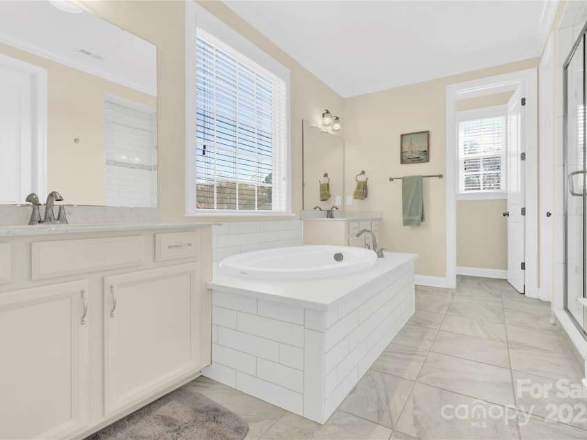 345 Somerled Way, Waxhaw, NC 28173.  MLS# CAR4242195, YatesRealty ID 6549. Master bathroom