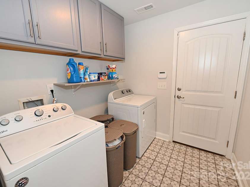 126 Fleming Drive, Statesville, NC 28677.  MLS# CAR4196929, YatesRealty ID 6552. 