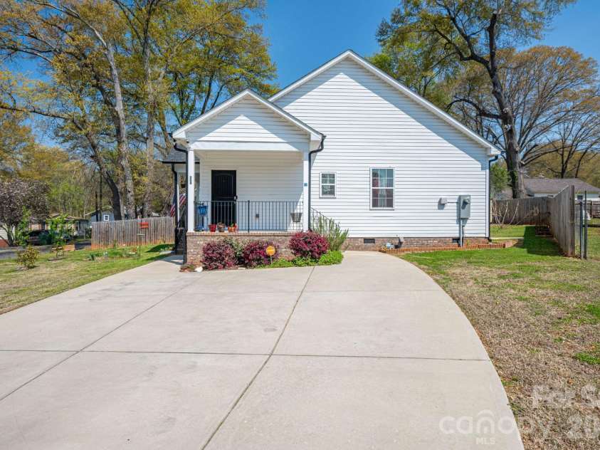 209 Wood Street, Mount Holly, NC 28120.  MLS# CAR4360800, YatesRealty ID 6552. Driveway