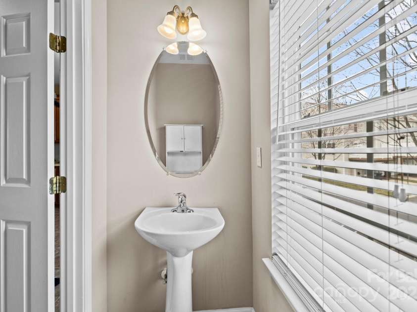 15662 King Louis Court, Charlotte, NC 28277.  MLS# CAR4227931, YatesRealty ID 6553. 1/2 bath on main level