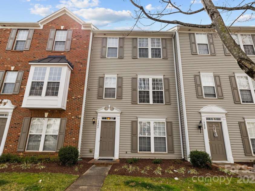 15662 King Louis Court, Charlotte, NC 28277.  MLS# CAR4227931, YatesRealty ID 6553. 