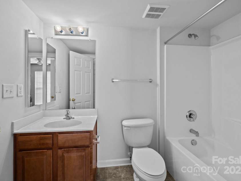 15662 King Louis Court, Charlotte, NC 28277.  MLS# CAR4227931, YatesRealty ID 6553. Full bath on lower level