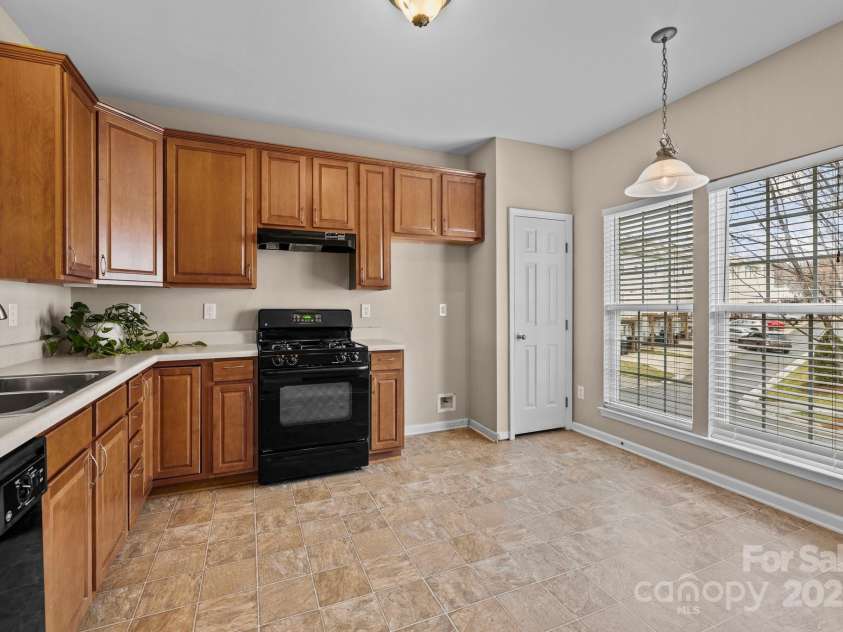 15662 King Louis Court, Charlotte, NC 28277.  MLS# CAR4227931, YatesRealty ID 6553. Kitchen/Breakfast area