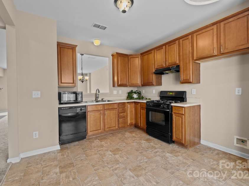 15662 King Louis Court, Charlotte, NC 28277.  MLS# CAR4227931, YatesRealty ID 6553. Kitchen/Breakfast area