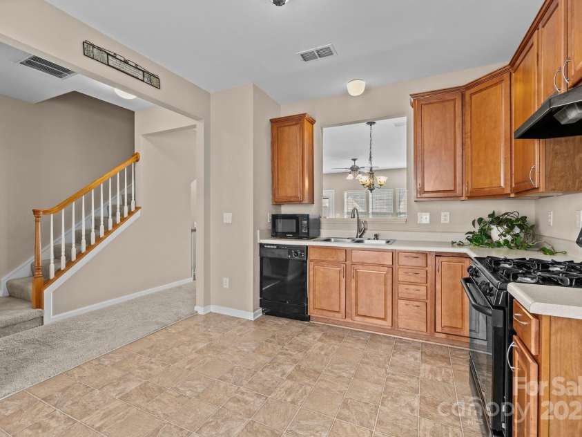 15662 King Louis Court, Charlotte, NC 28277.  MLS# CAR4227931, YatesRealty ID 6553. Kitchen/Breakfast area