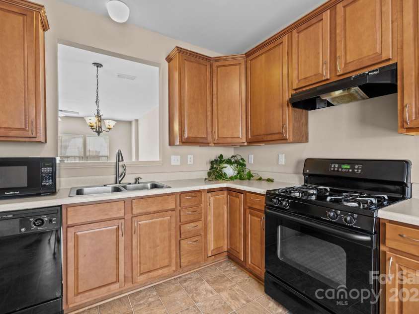 15662 King Louis Court, Charlotte, NC 28277.  MLS# CAR4227931, YatesRealty ID 6553. Kitchen/Breakfast area