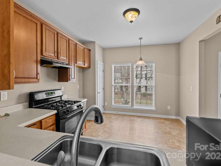 15662 King Louis Court, Charlotte, NC 28277.  MLS# CAR4227931, YatesRealty ID 6553. Kitchen/Breakfast area