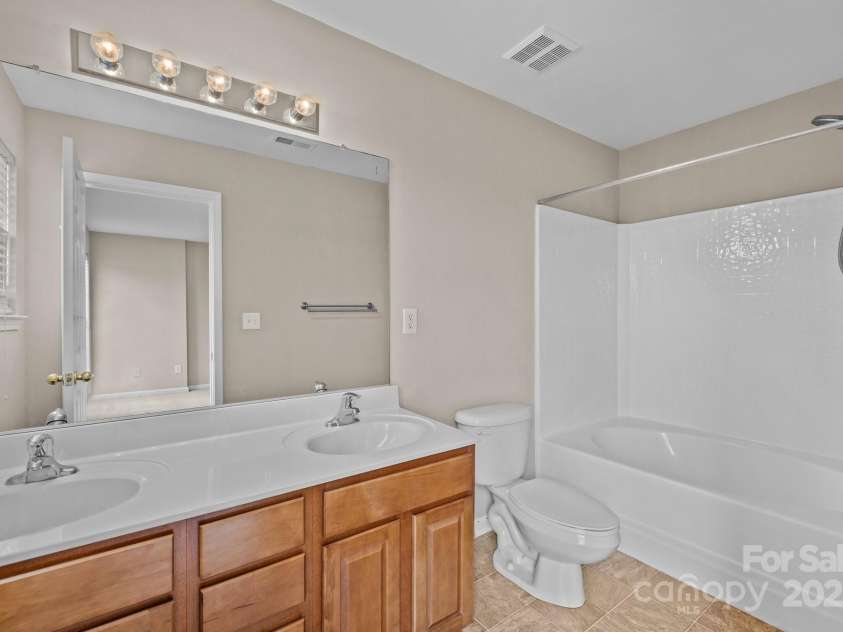15662 King Louis Court, Charlotte, NC 28277.  MLS# CAR4227931, YatesRealty ID 6553. Primary Bath