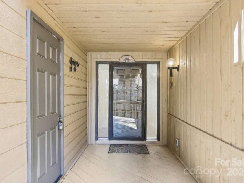 405 Scarlet Oak Lane, Hendersonville, NC 28791.  MLS# CAR4238270, YatesRealty ID 6557. 