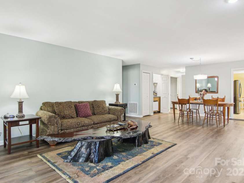 405 Scarlet Oak Lane, Hendersonville, NC 28791.  MLS# CAR4238270, YatesRealty ID 6557. 