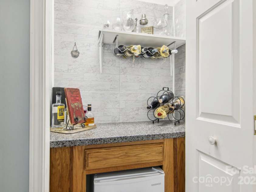 405 Scarlet Oak Lane, Hendersonville, NC 28791.  MLS# CAR4238270, YatesRealty ID 6557. 