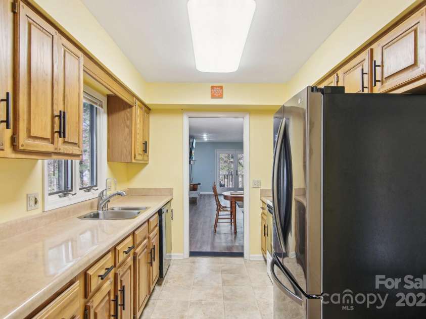 405 Scarlet Oak Lane, Hendersonville, NC 28791.  MLS# CAR4238270, YatesRealty ID 6557. 