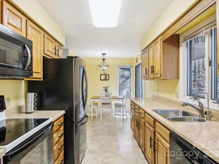 405 Scarlet Oak Lane, Hendersonville, NC 28791.  MLS# CAR4238270, YatesRealty ID 6557. 